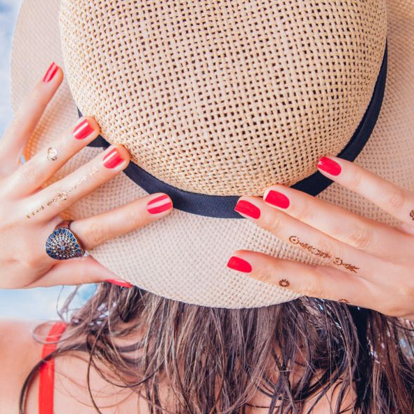 bar a ongle rouge vernis plage soiree
